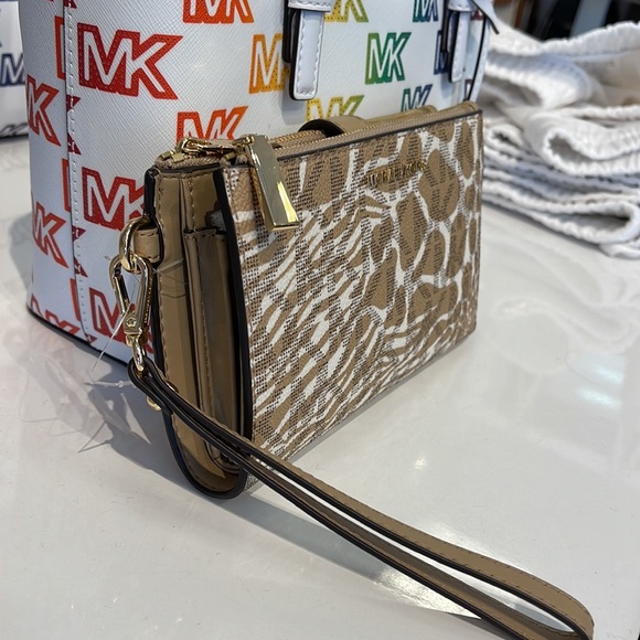 MICHAEL KORS LARGE DOUBLE ZIP WRISTLET WALLET PHONE CASE CLUTCH 
Camel Multi - Picture 3 of 16